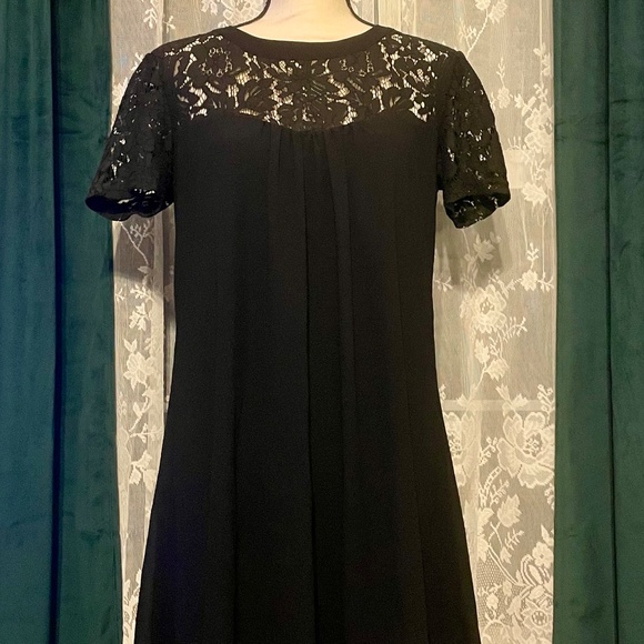 Vanberfia / Black / Smock Dress w Lace Detail / M - Picture 1 of 7